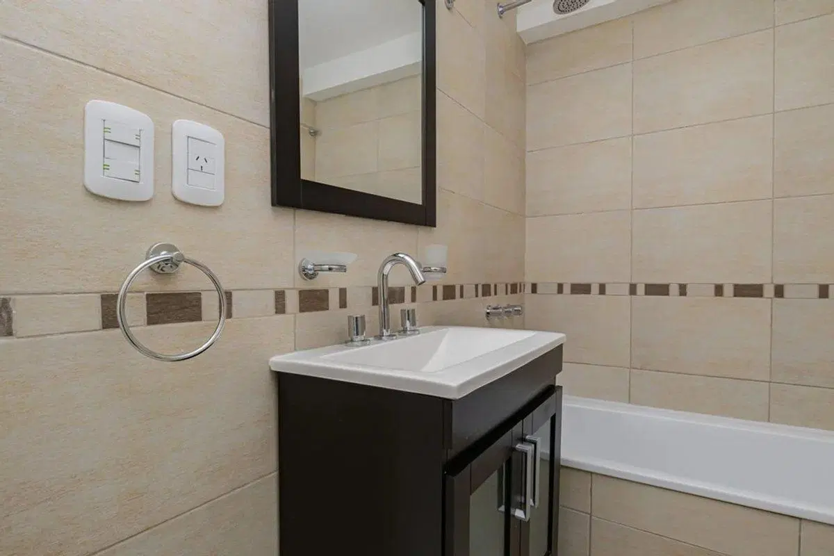 VENTA DE AMPLIO DEPARTAMENTO MONOAMBIENTE CASEROS 3