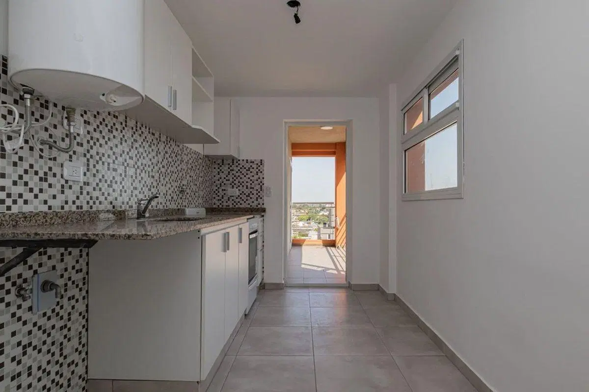 VENTA DE AMPLIO DEPARTAMENTO 3 AMBIENTES CASEROS 5