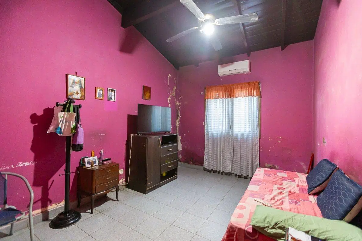 VENTA CASA A REFFACIONAR EN CASTELAR - PERMUTA 4