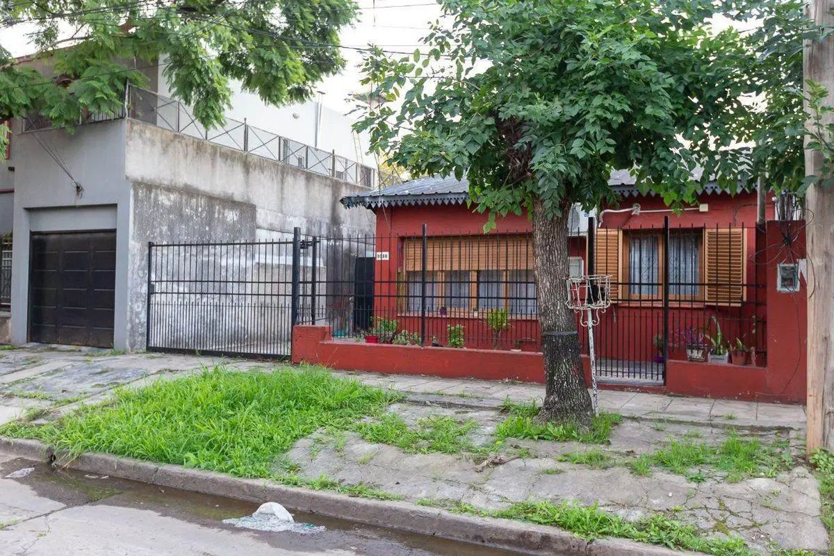 VENTA CASA A REFFACIONAR EN CASTELAR - PERMUTA 5