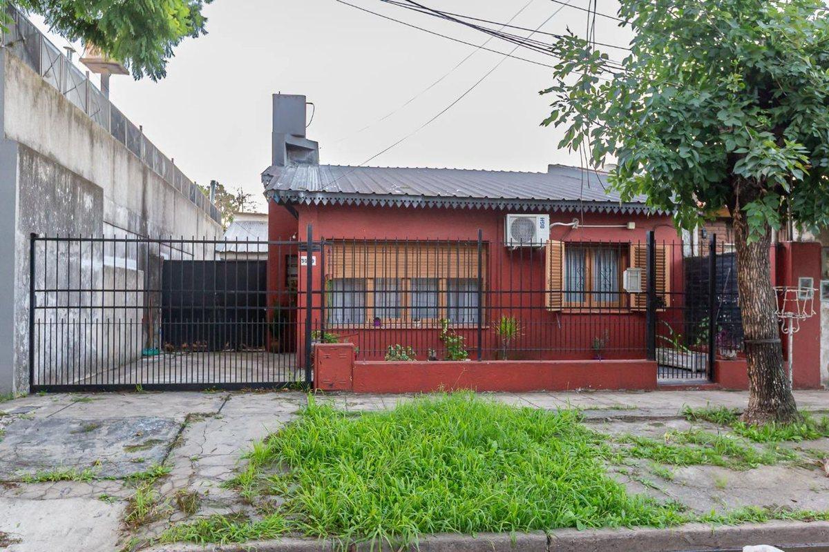 VENTA CASA A REFFACIONAR EN CASTELAR - PERMUTA