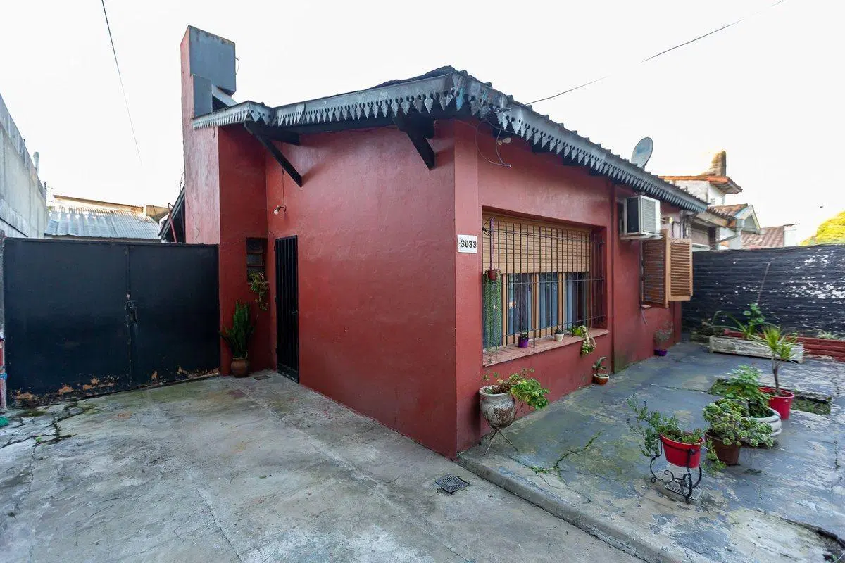 VENTA CASA A REFFACIONAR EN CASTELAR - PERMUTA 2