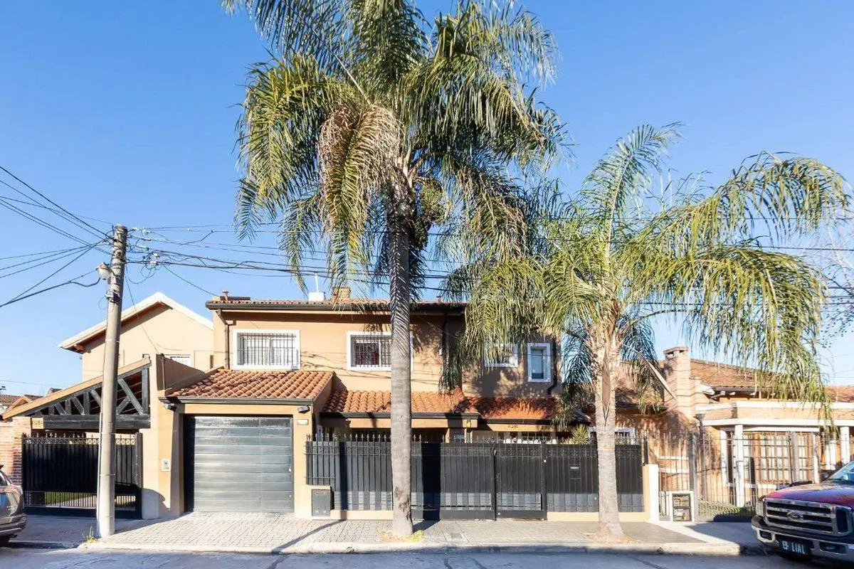 VENTA CASA EN CIUDAD JARDIN 5 AMBIENTES - PERMUTA 2