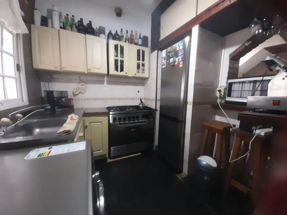 CASEROS VENTA 2 PH MAS LOCAL EN BLOQUE SOBRE AV. 2