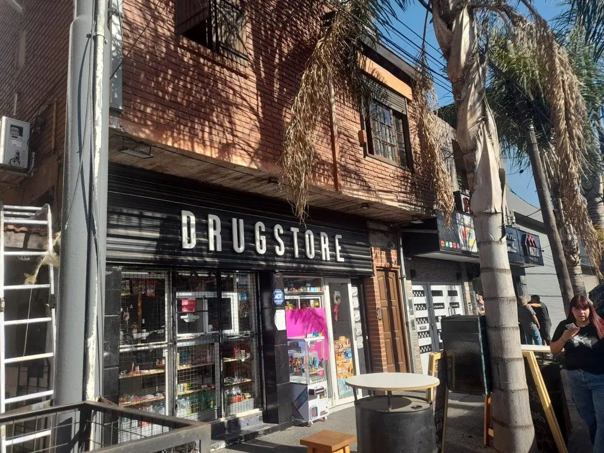 CASEROS VENTA 2 PH MAS LOCAL EN BLOQUE SOBRE AV. 4