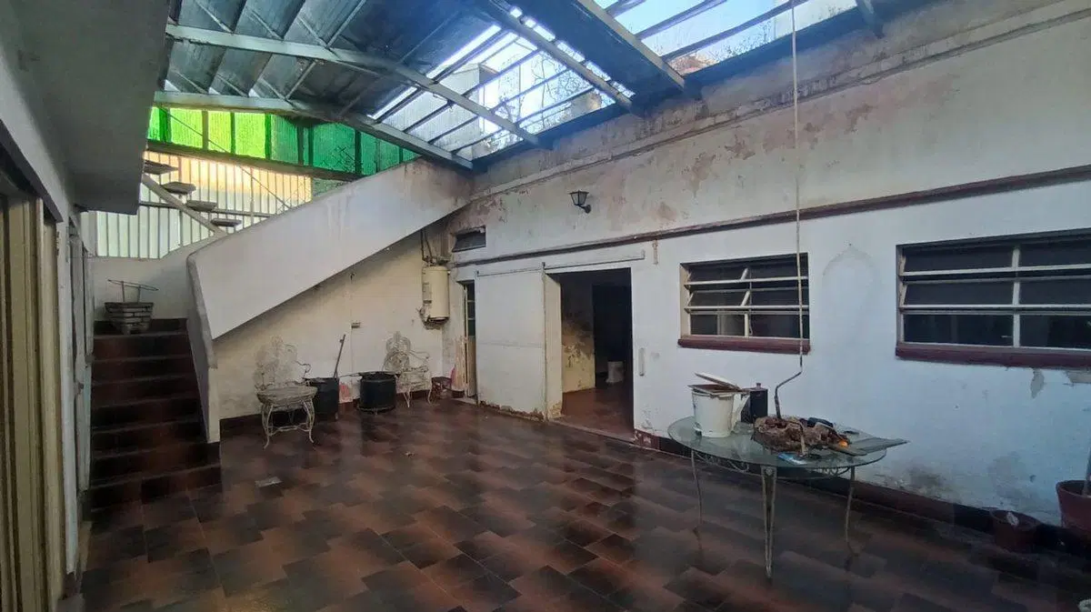 VENTA PERMUTA CASA C/COCHERA CASEROS A REFACCIONAR 8