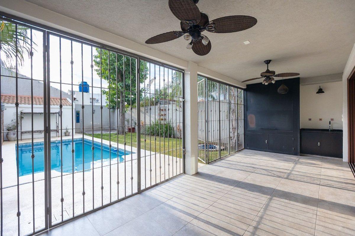 Foto de VENTA CASA EN HURLINGHAM 6 AMB - PERMUTA FINANCIA, imagen 2