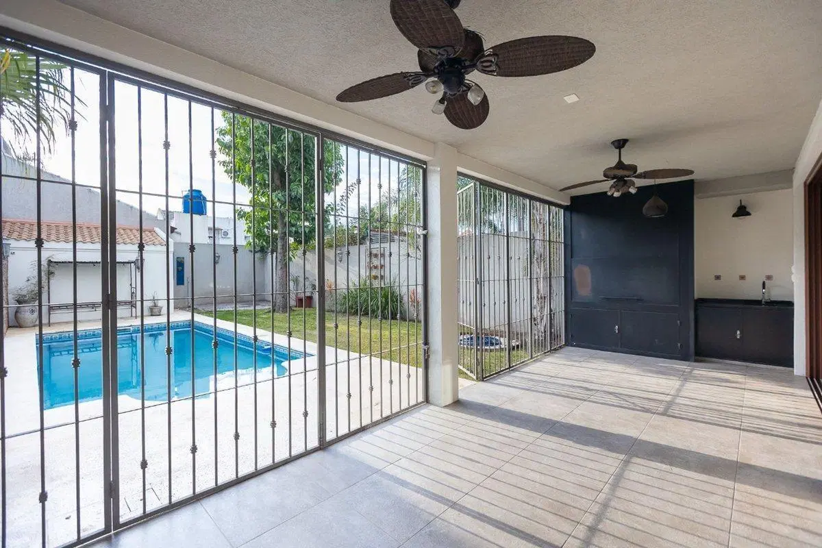 VENTA CASA EN HURLINGHAM 6 AMB - PERMUTA FINANCIA 2