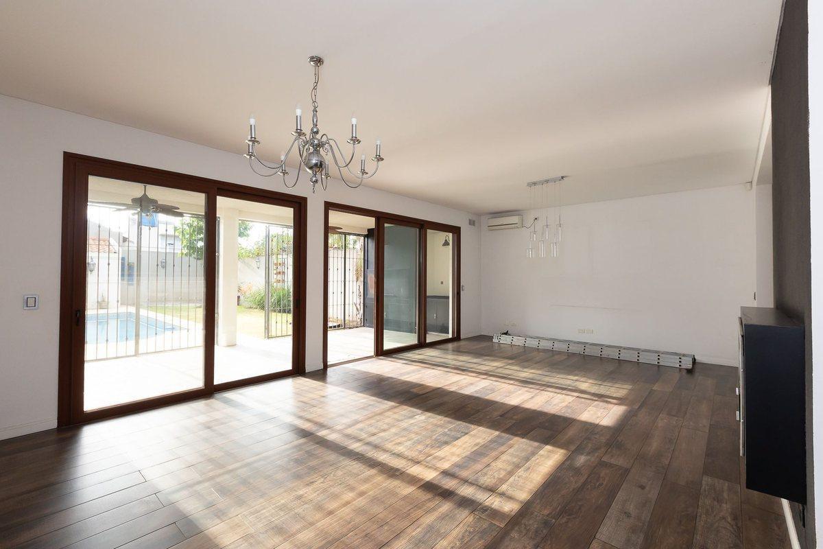 Foto de VENTA CASA EN HURLINGHAM 6 AMB - PERMUTA FINANCIA, imagen 3