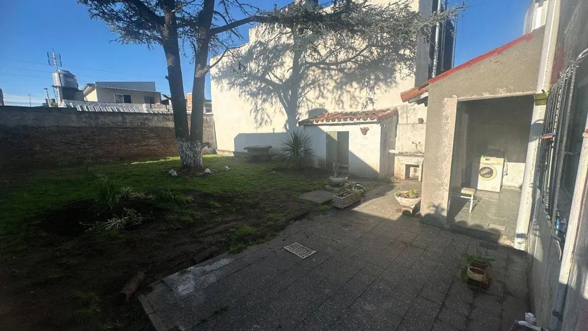 CASA  4 AMBIENTES Y LOCAL-VILLA LUZURIAGA-PERMUTA 4