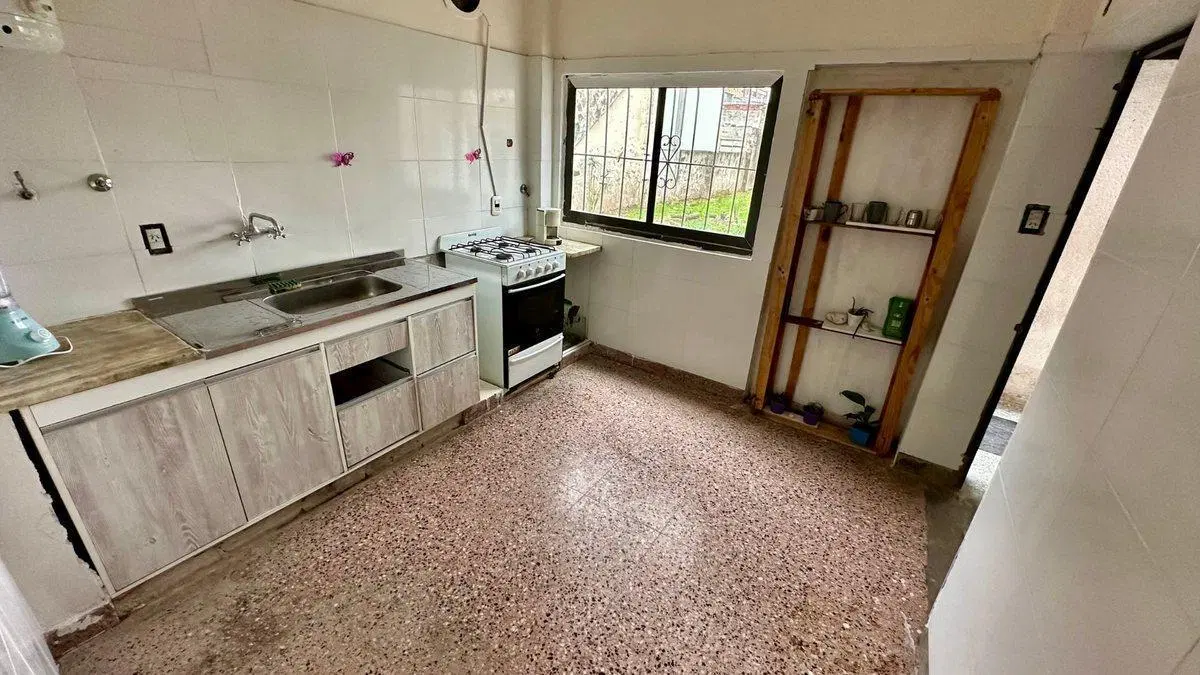 CASA  4 AMBIENTES Y LOCAL-VILLA LUZURIAGA-PERMUTA 5