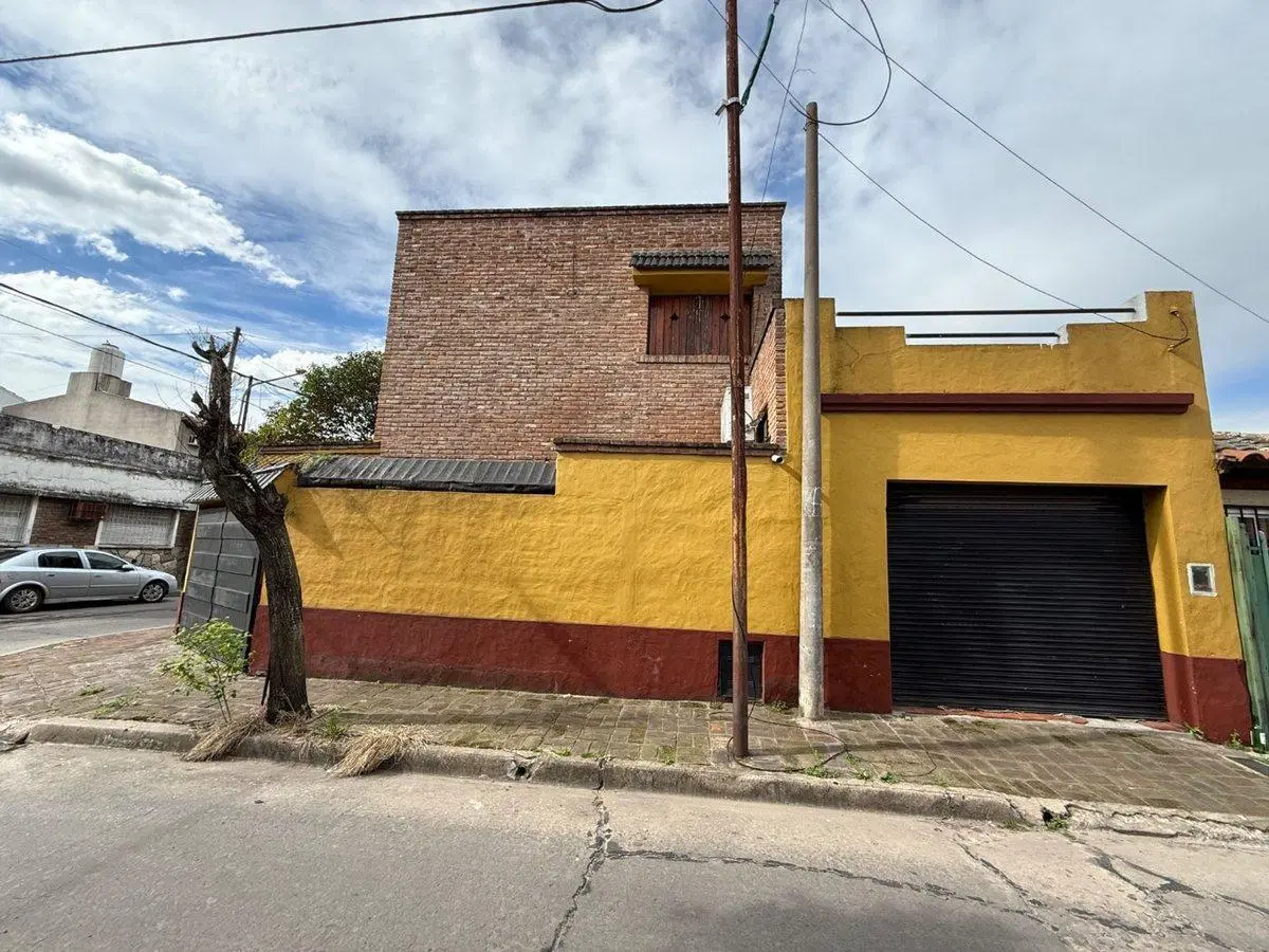 CASA 5 AMB. CON DOBLE COCHERA EN V. SARMIENTO 2