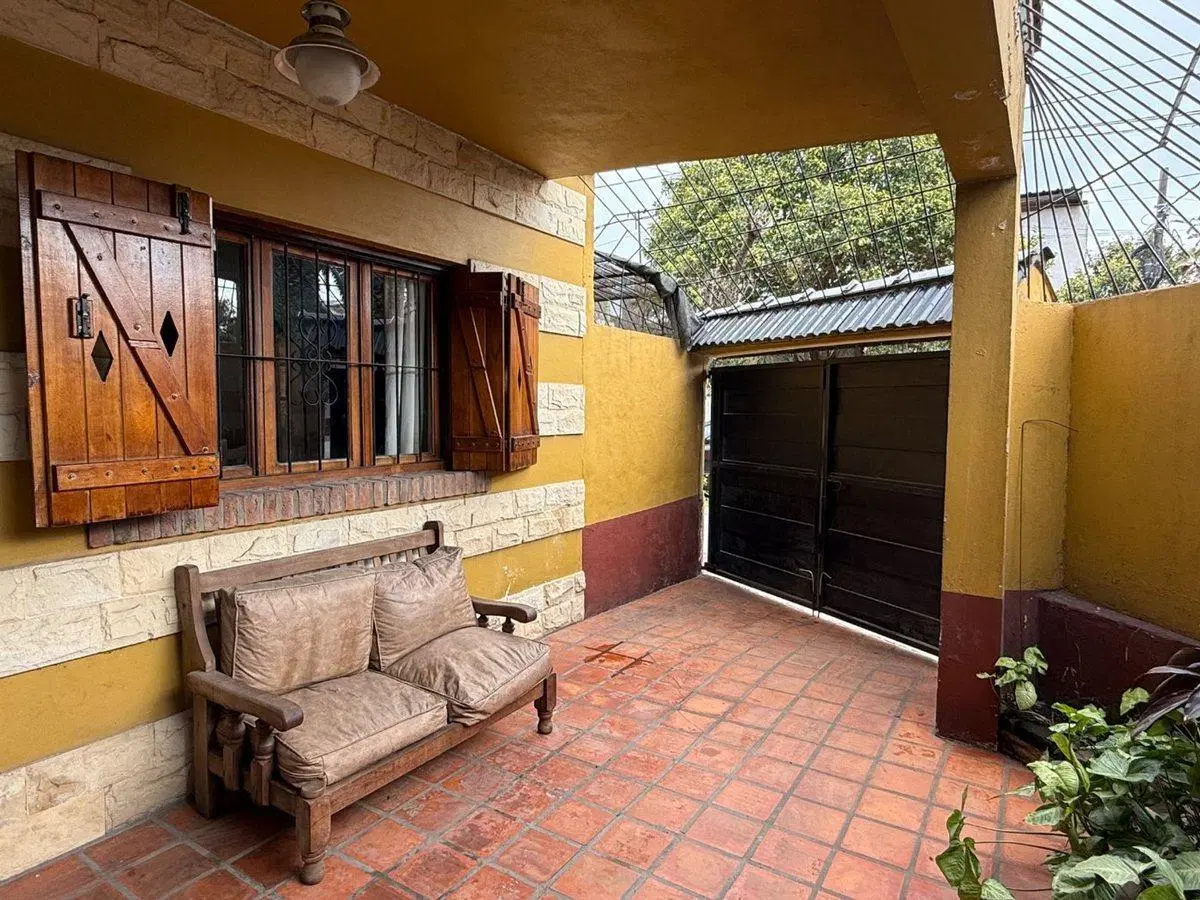 CASA 5 AMB. CON DOBLE COCHERA EN V. SARMIENTO 3