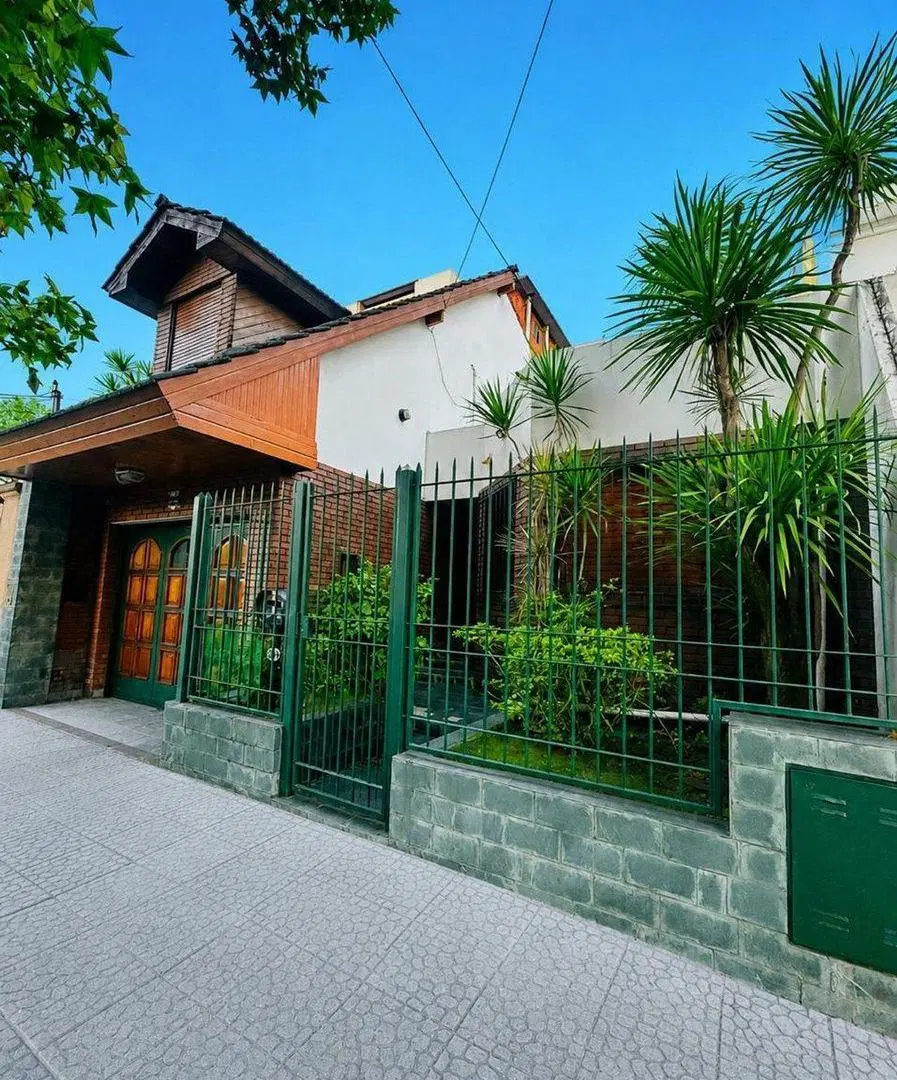 CASA 4 AMB. CON GARAGE CUBIERTO, JARDIN Y QUINCHO 2