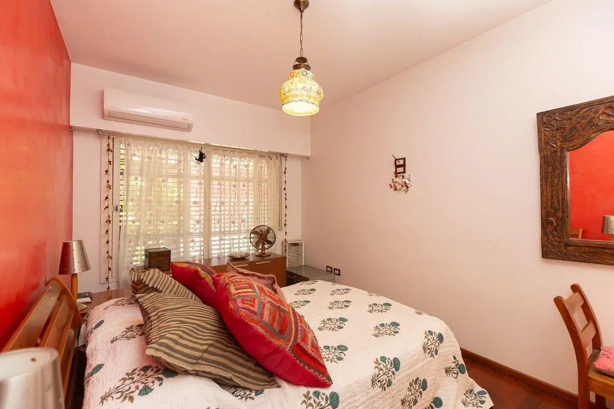 VENTA CASA 5 AMB C/PARQUE/PILETA/COCHERA-PERMUTA 4