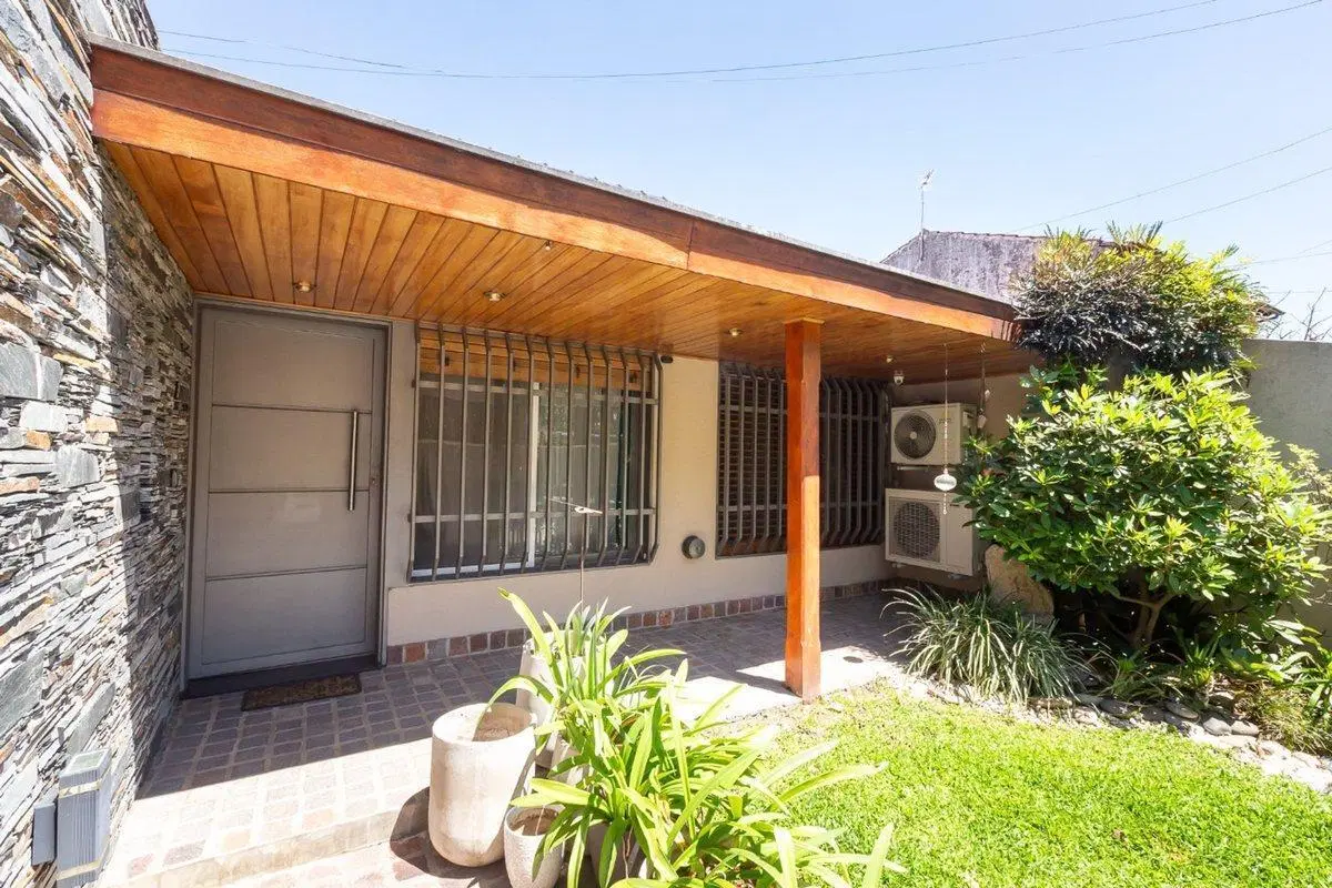 VENTA CASA 5 AMB C/PARQUE/PILETA/COCHERA-PERMUTA 2