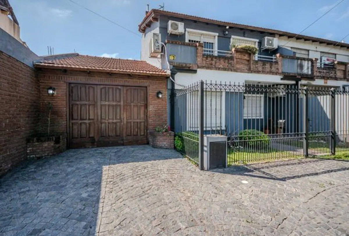VENTA CASA 4 AMBIENTES CON JARDIN Y PILETA 2