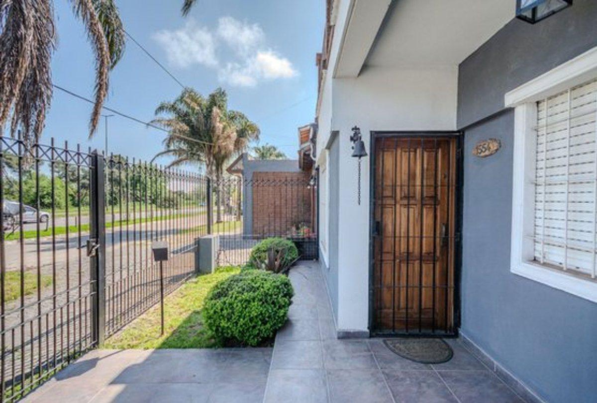 VENTA CASA 4 AMBIENTES CON JARDIN Y PILETA
