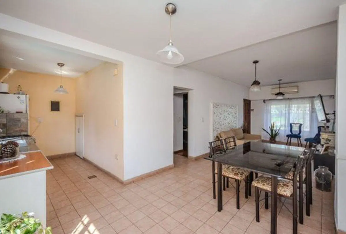 VENTA CASA 4 AMBIENTES CON JARDIN Y PILETA 5