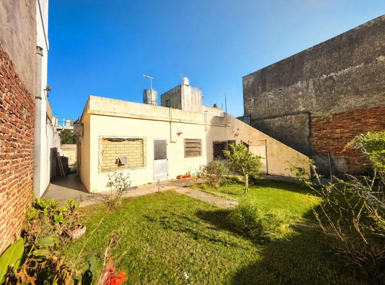 VENTA CASA 4 AMBIENTES EN TERRENO 300 M2 CASEROS 4
