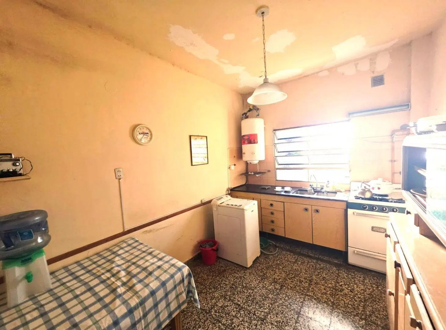 VENTA CASA 4 AMBIENTES EN TERRENO 300 M2 CASEROS 5