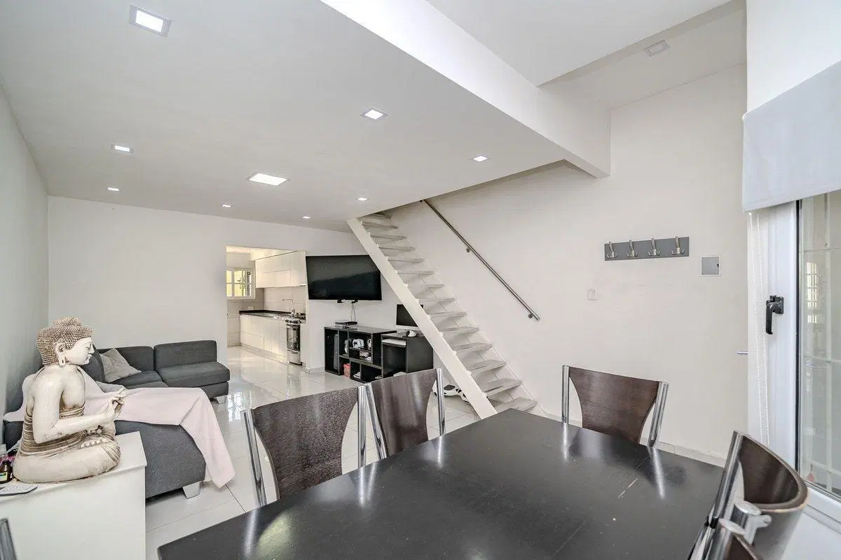 DUPLEX 3 AMB CON JARDIN Y COCHERA ENTRADA INDEPEND 5