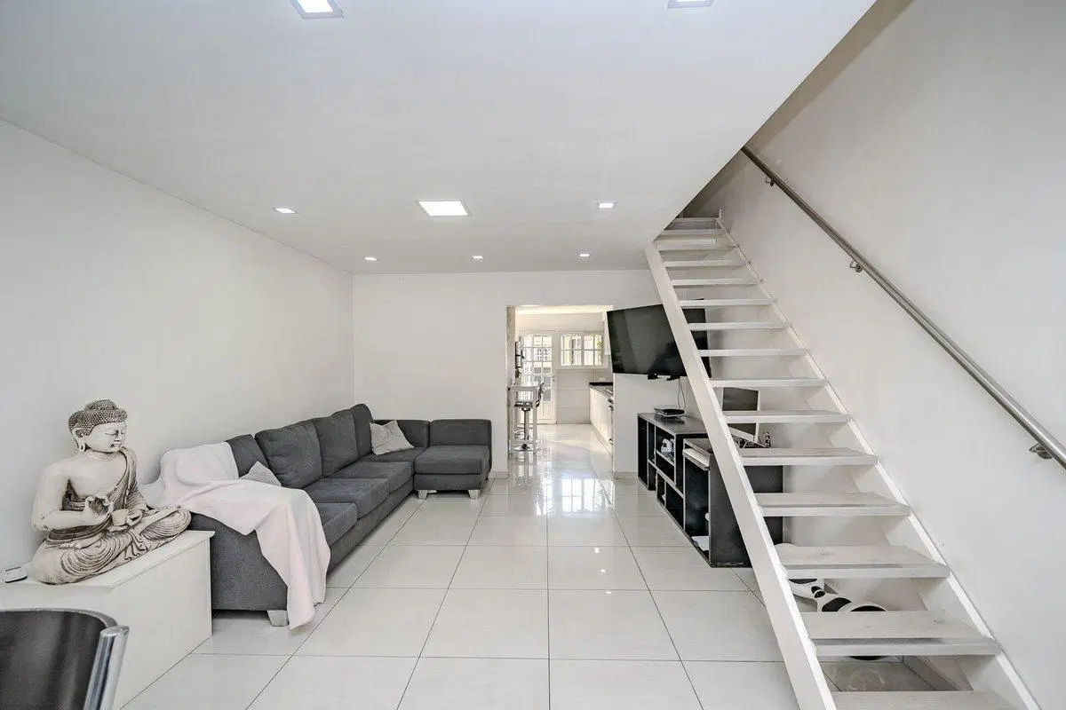 DUPLEX 3 AMB CON JARDIN Y COCHERA ENTRADA INDEPEND 2