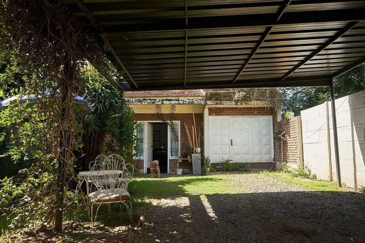 VENTA CASA 5 AMB. GARAGE TERRENO DERQUI FINANCIA 2
