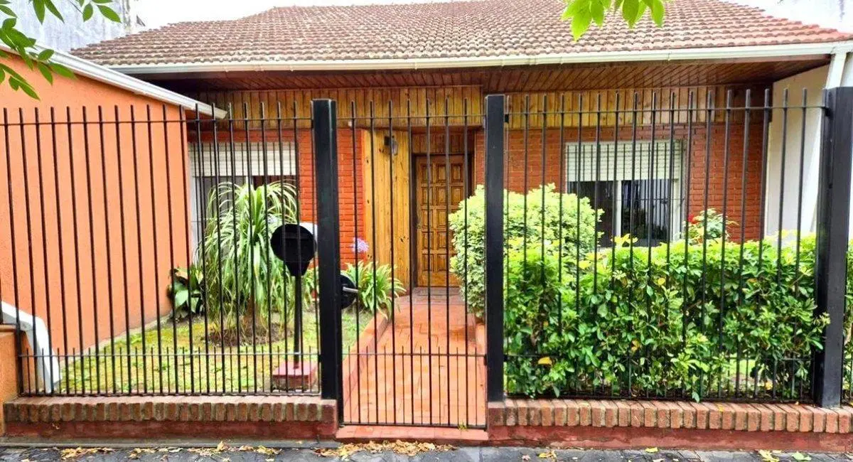 VENTA  CASA 3 AMB CON JARDIN BELLA VISTA. PERMUTA 2