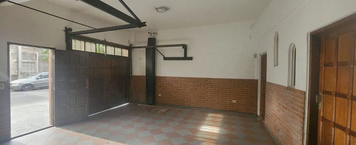 VENTA CASA 8 AMB EN CASEROS APTO CREDITO PERMUTA 2