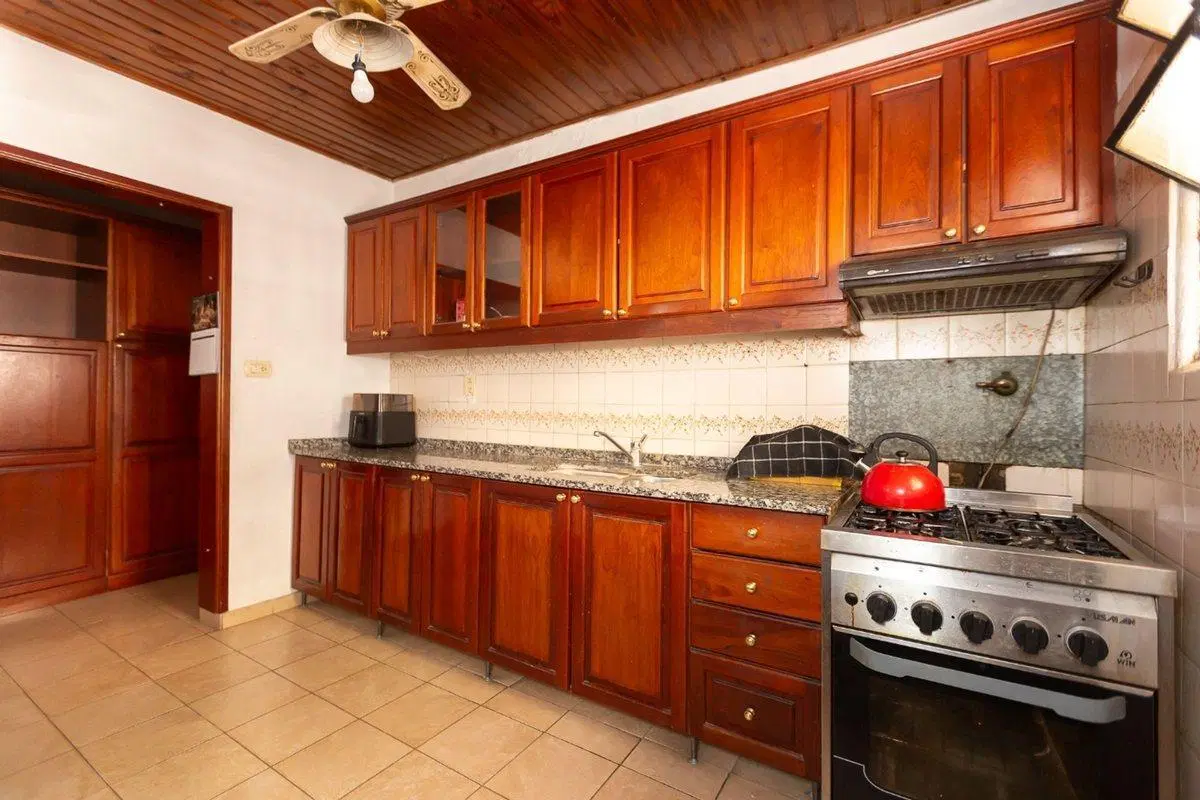 VENTA DE CASA EN HURLINGHAM OPORTUNIDAD!! 3
