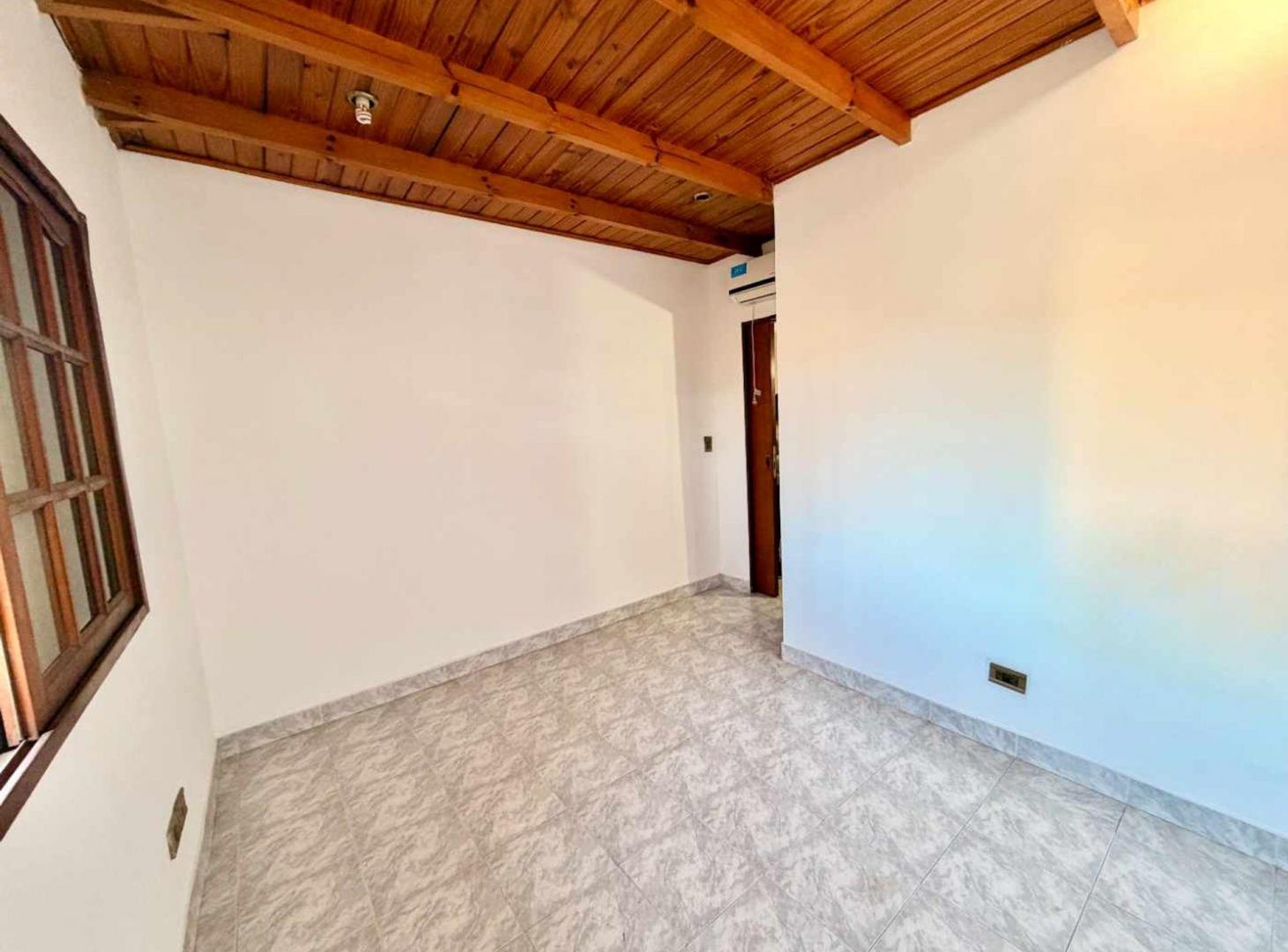Foto de VTA.CASA 5 AMB C/2 COCHERAS,PILETA,QUINCHO V.LYNCH, imagen 4