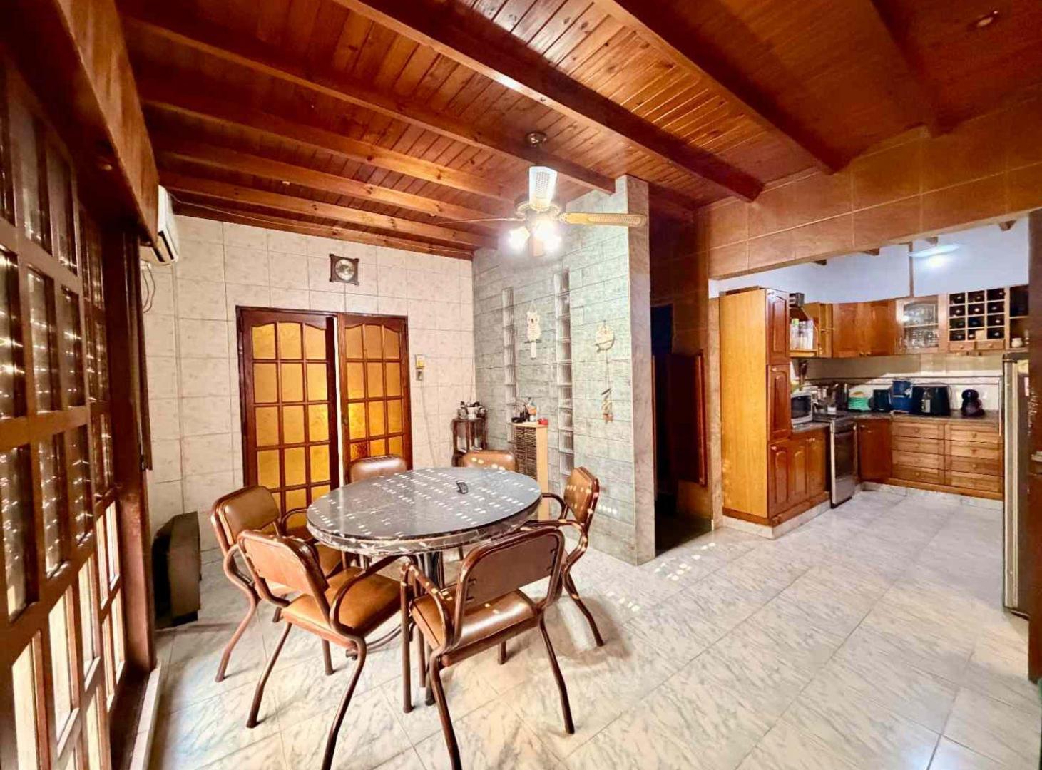 Foto de VTA.CASA 5 AMB C/2 COCHERAS,PILETA,QUINCHO V.LYNCH, imagen 1