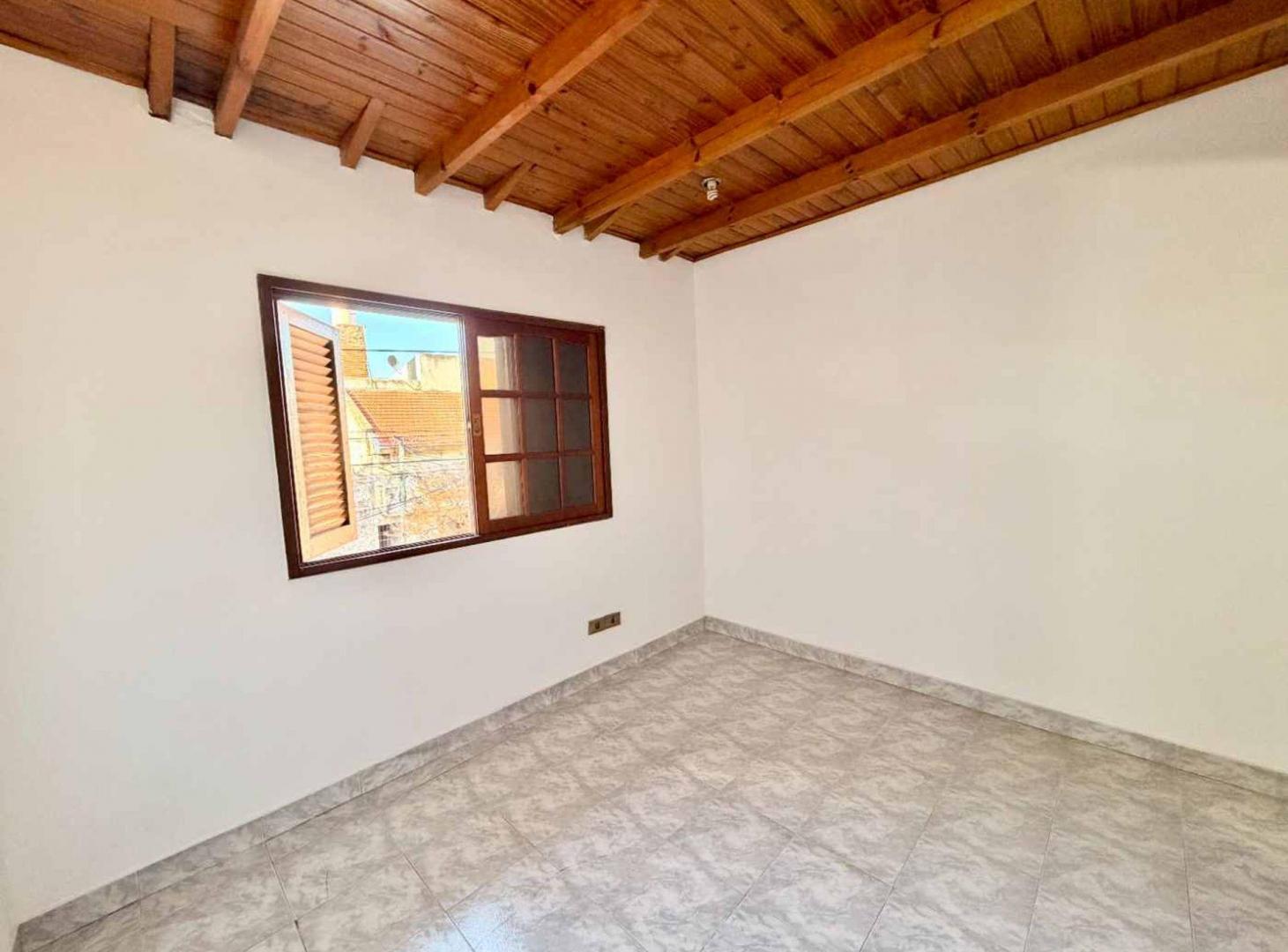 Foto de VTA.CASA 5 AMB C/2 COCHERAS,PILETA,QUINCHO V.LYNCH, imagen 3
