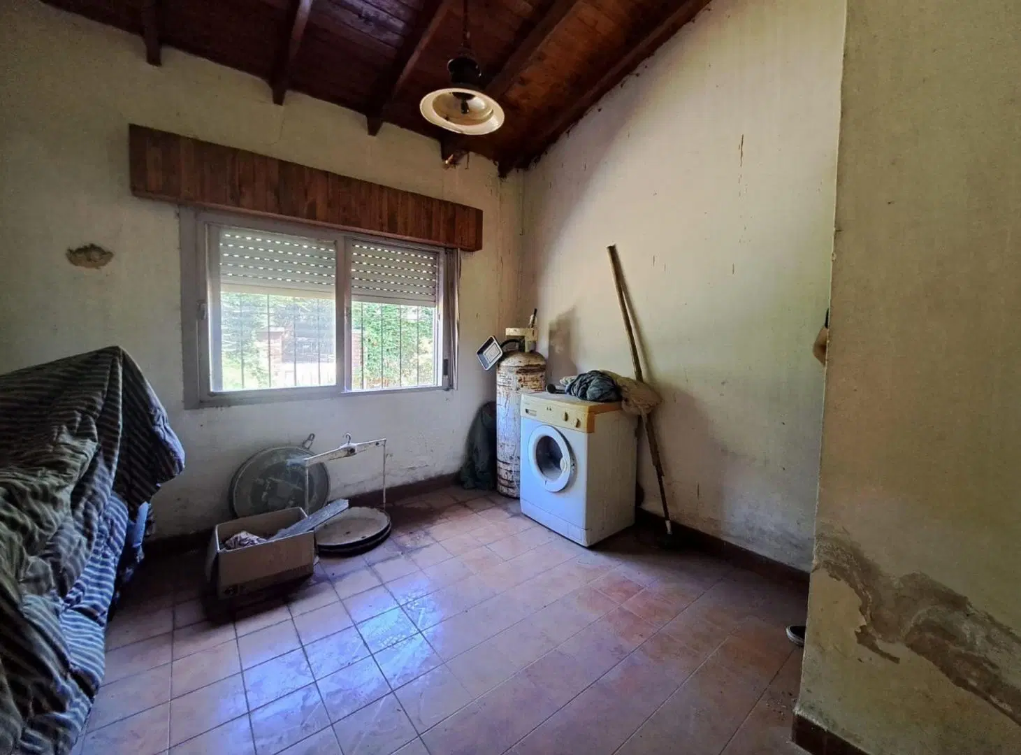CASA EN VENTA  3 AMBIENTES  LOTE 630 m²  MORENO. 5