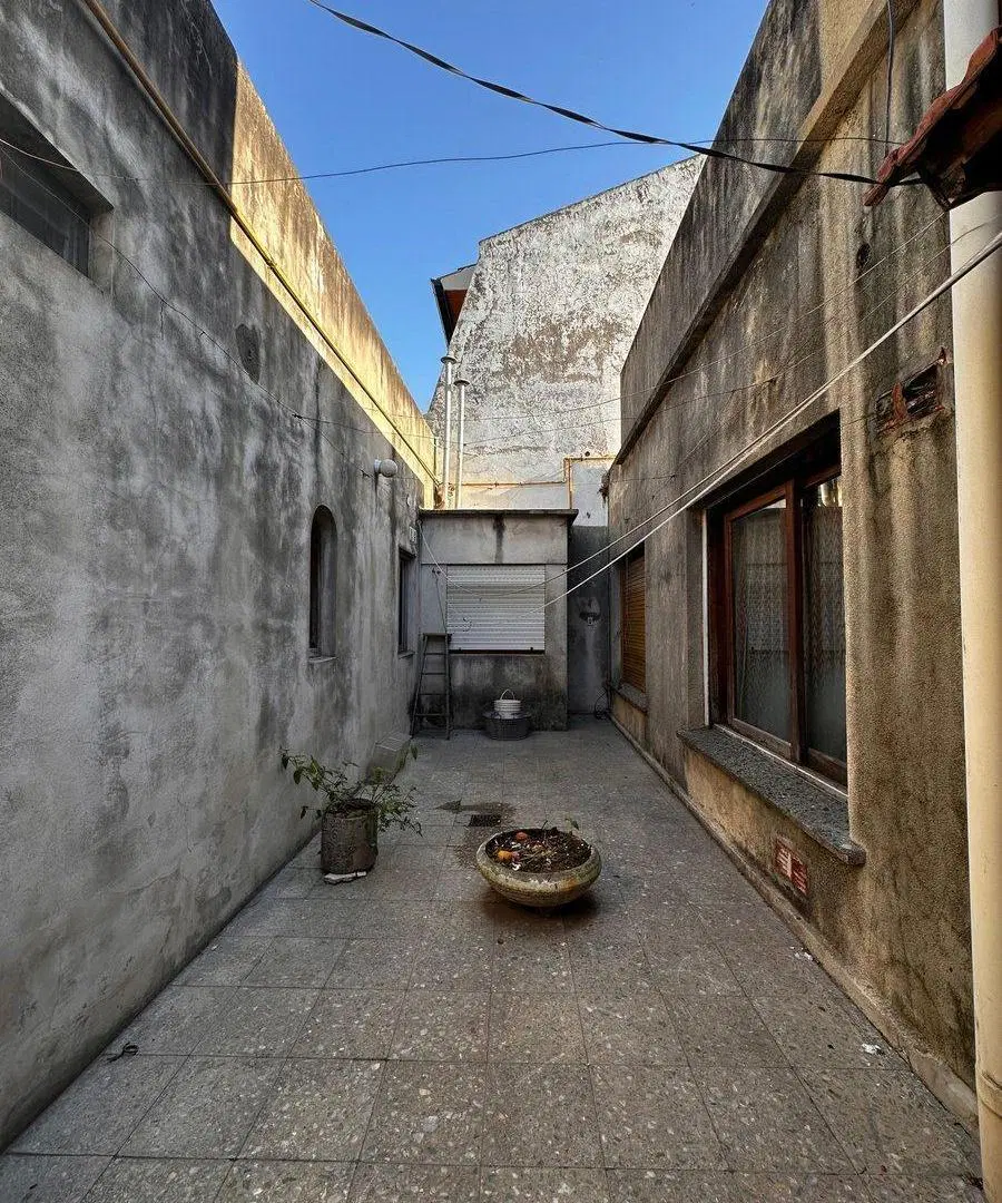 VENTA 2 CASAS 4 AMBIENTES EN LANUS A REFACCIONAR 2