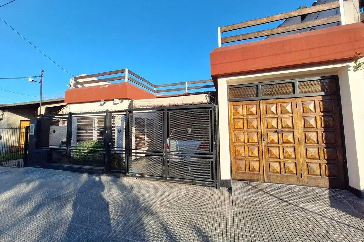 Venta CASA 4 amb QUINCHO COCHERA Hurlingham PERMUT 2