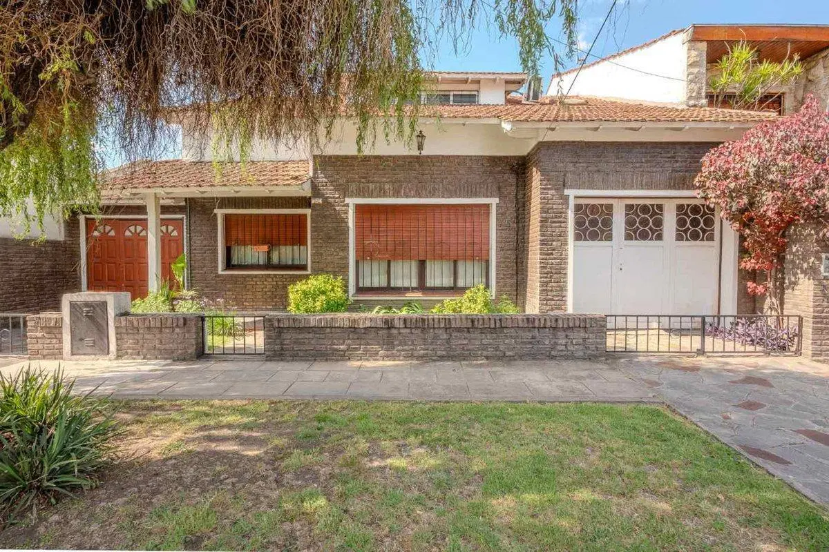 CHALET 6 AMB PARQUE PILETA QUINCHO HURLINGHAM 2