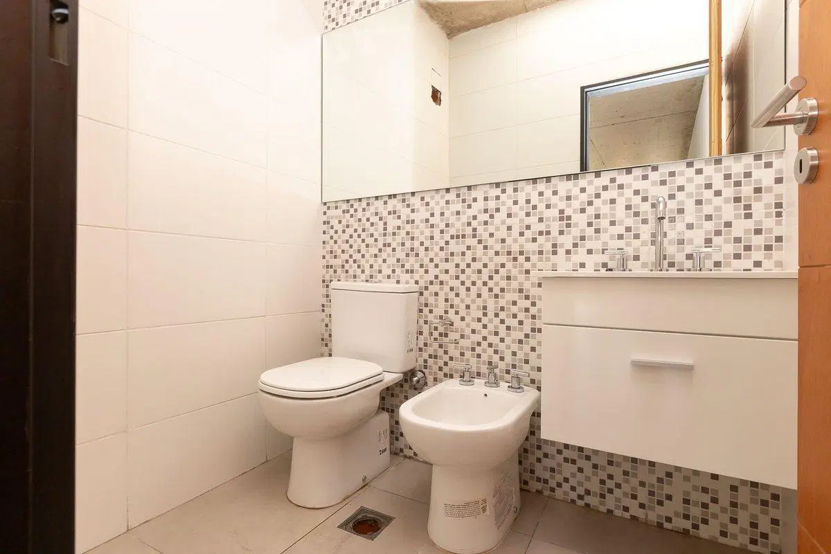 VENTA LOCAL A ESTRENAR EN CASEROS CENTRO FINANCIA 4