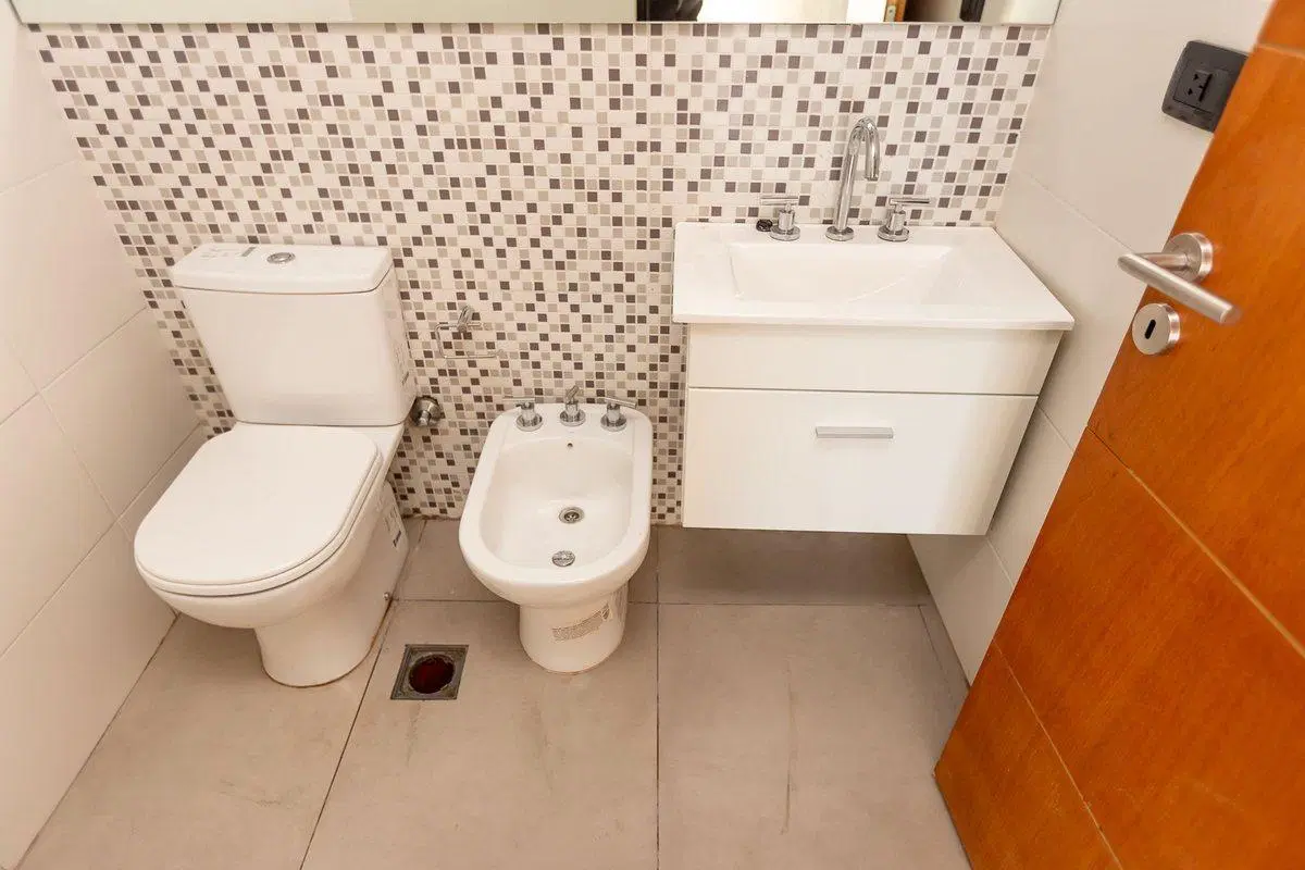 VENTA LOCAL A ESTRENAR EN CASEROS CENTRO FINANCIA 5