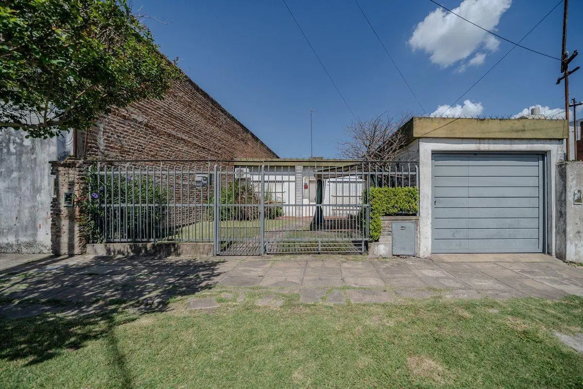 VENTA CASA 3 AMB C/ PILETA APTO CREDITO L HERMOSA 3