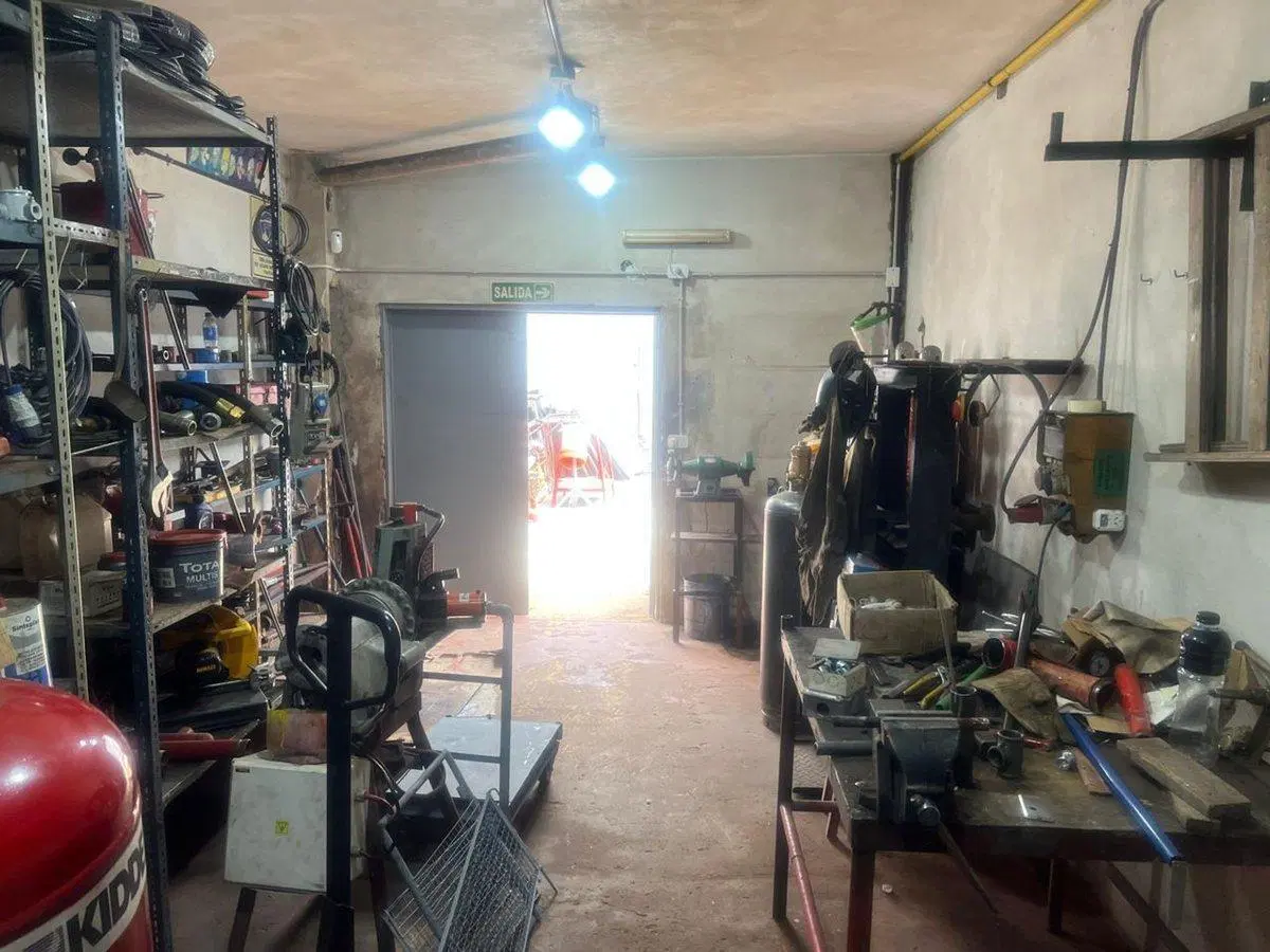 VENTA DEPOSITO CON OFICINAS MORON 8