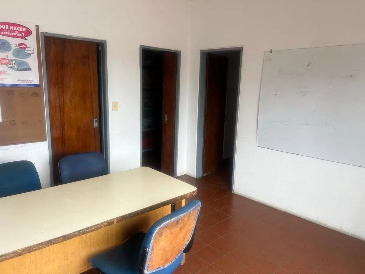 VENTA DEPOSITO CON OFICINAS MORON 3