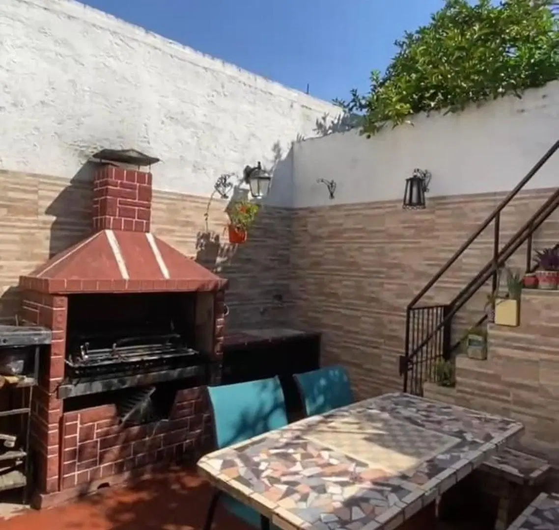 VENTA CASA 4 AMB. C/COCHERA  + LOCAL HURLINGHAM 8