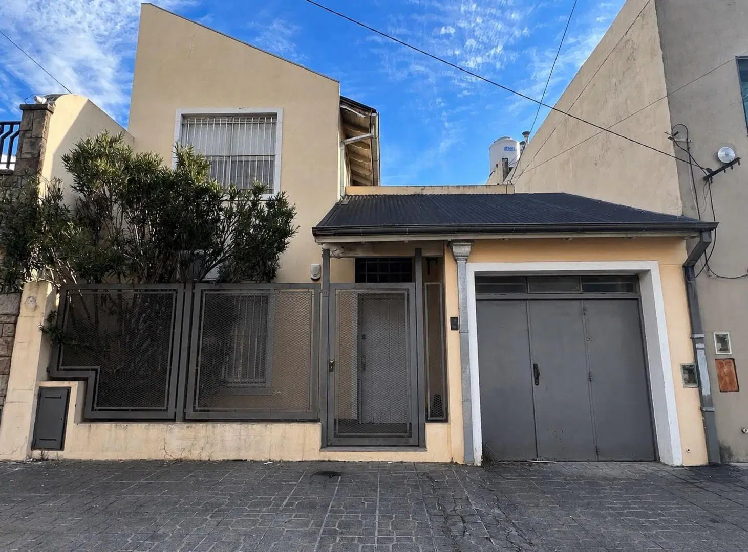 VENTA CASA 4 AMB. COCHERA PATIO QUINCHO PERMUTA 5