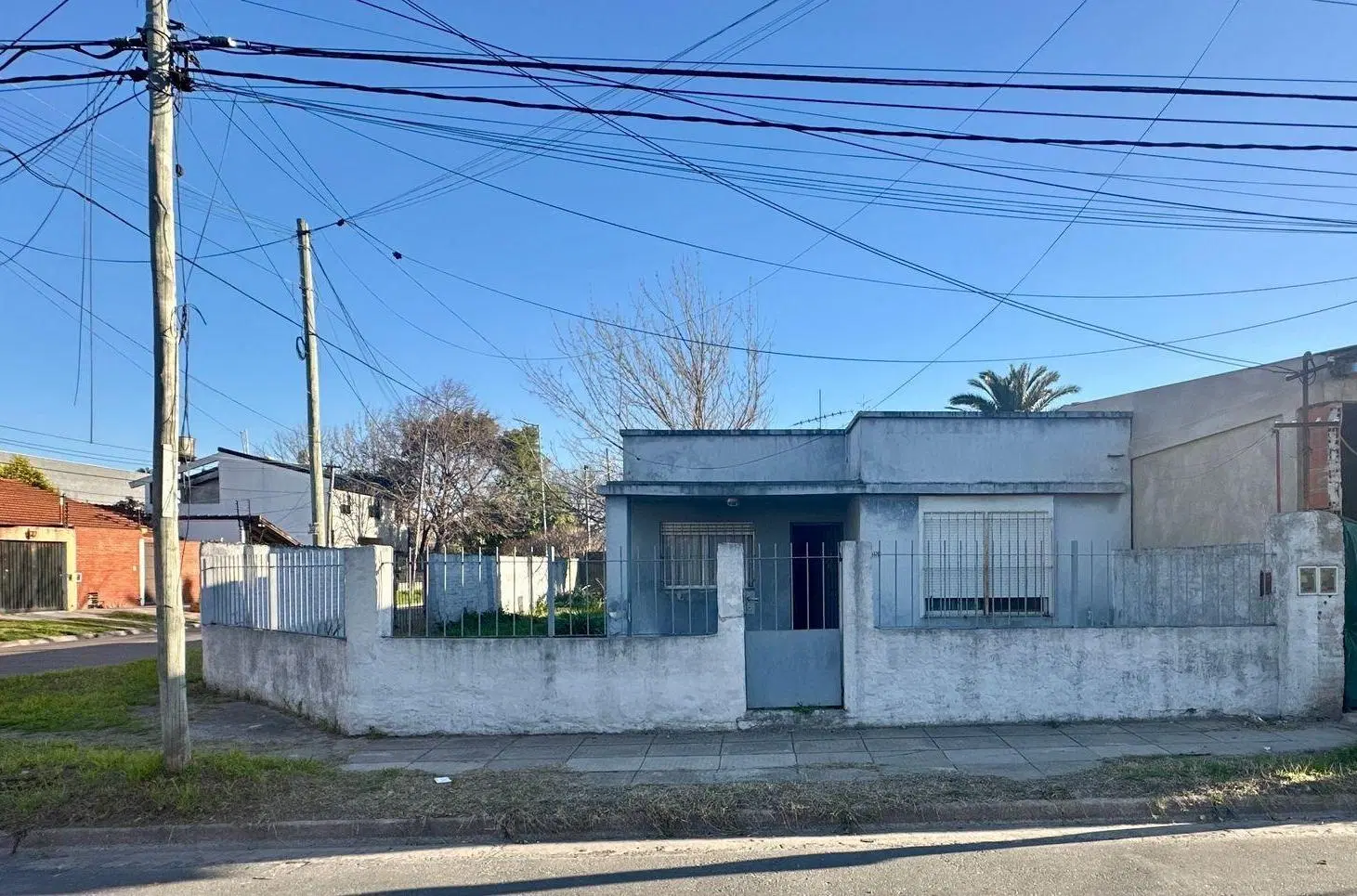 VENTA CASA 4 AMBIENTES- MORON- PERMUTA 5
