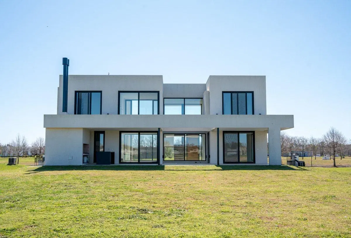 VENTA CASA 5 AMB BARRIO EVERLYNKS LUJAN PERMUTA 8