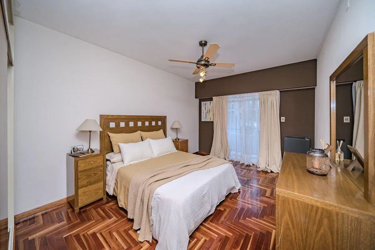 TRIPLEX 4 AMBIENTES CON COCHERA Y PILETA - CASEROS 8