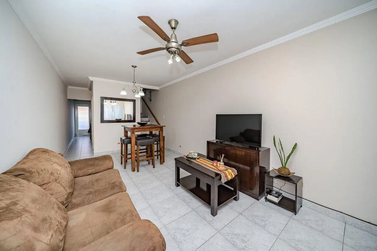TRIPLEX 4 AMBIENTES CON COCHERA Y PILETA - CASEROS 2