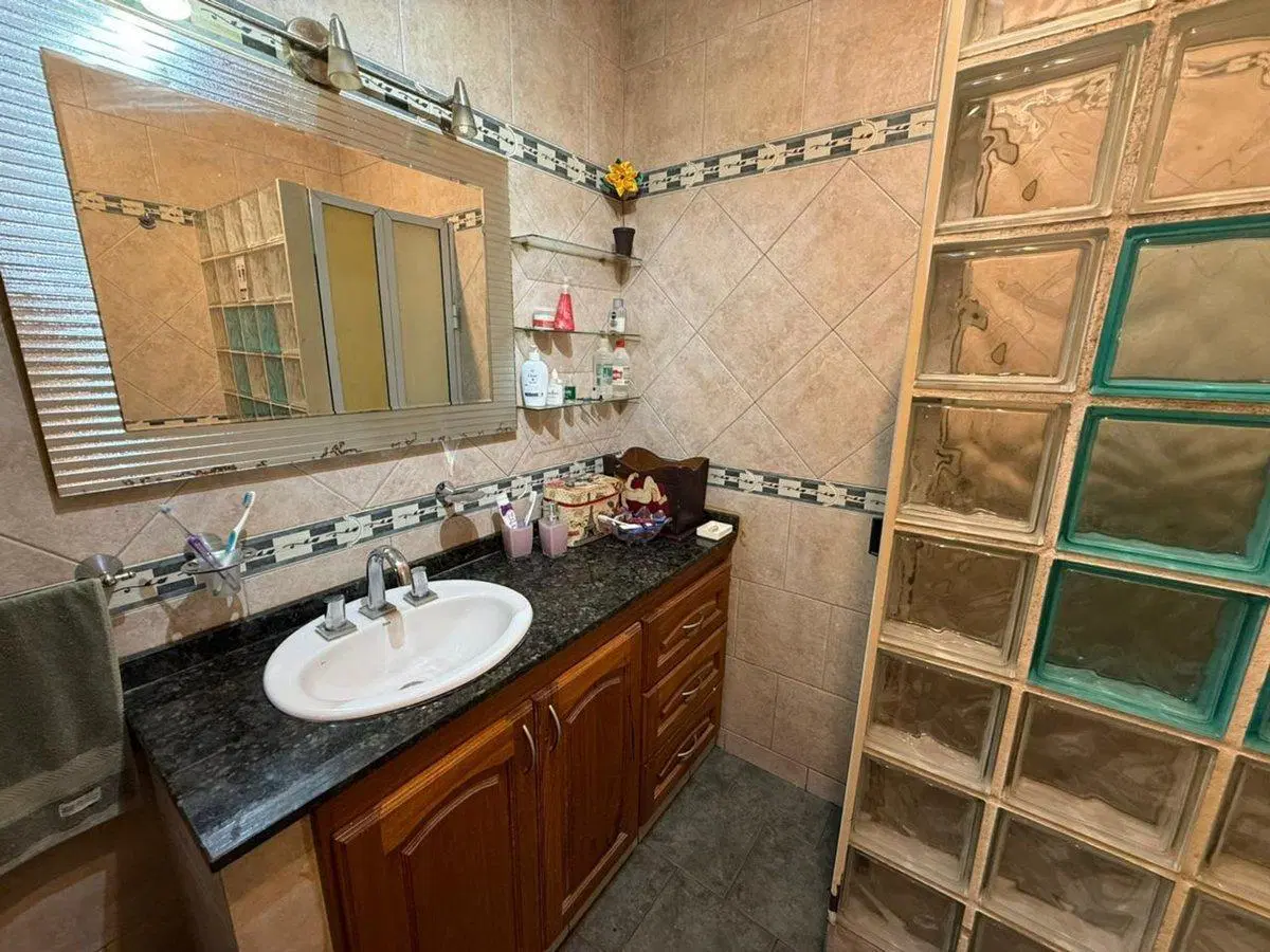 CASA 4 AMB. CON COCHERA Y DEPOSITO EN BALLESTER 8